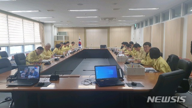 [홍성=뉴시스] 유효상 기자 = 18일 충남교육청 사고상황본부가 네팔로 교육봉사를 떠났다가 17일 안나푸르나에서 트레킹 중 실종사고를 당한 교사들에 대한 대책을 논의하고 있다. (사진=충남교육청 제공) 2020.01.18 photo@newsis.com