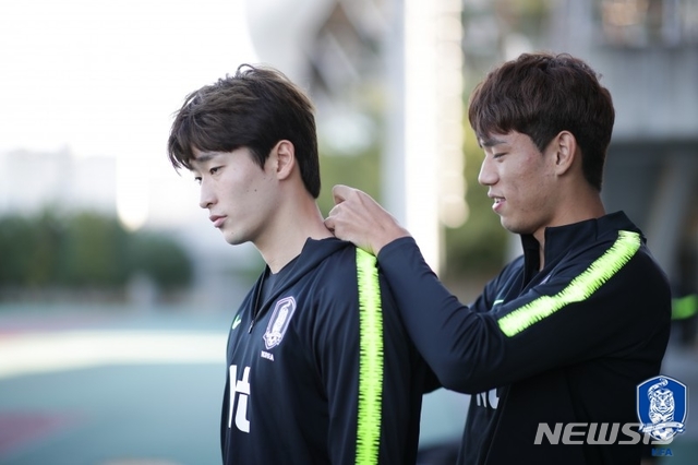 [서울=뉴시스]23세 이하(U-23) 축구대표팀의 공격수 조규성(왼쪽)과 오세훈은 숙소에서 룸메이트다. 지난해 10월 화성종합경기타운 보조경기장에서 훈련을 앞두고 오세훈이 조규성의 GPS 착용을 돕고 있다. (사진 = 대한축구협회 제공) 