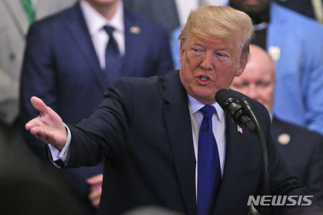 [워싱턴=AP/뉴시스]도널드 트럼프 미국 대통령이 17일(현지시간) 백악관에서 전미대학체육 협회(NCAA) 미식축구 우승팀인 루이지애나 주립대 관계자들을 향해 발언 중인 모습. 2020.01.18. 