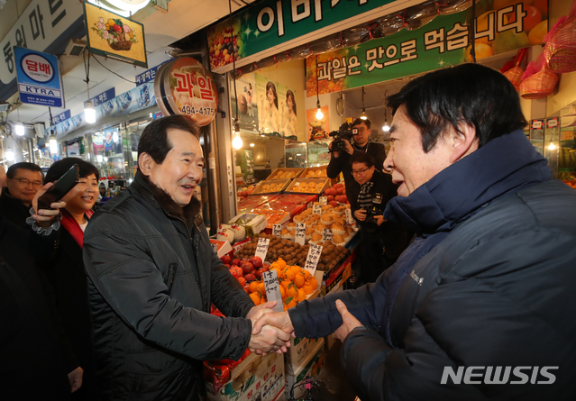 [서울=뉴시스] 조수정 기자 = 정세균 국무총리가 설 맞이 현장 물가 점검을 위해 18일 오후 서울 중랑구 우림시장을 찾아 상인들과 인사나누고 있다. 2020.01.18. chocrystal@newsis.com
