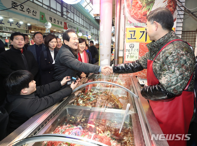 [서울=뉴시스] 조수정 기자 = 정세균 국무총리가 설 맞이 현장 물가 점검을 위해 18일 오후 서울 중랑구 우림시장을 찾아 상인들과 대화를 나누고 있다. 2020.01.18. chocrystal@newsis.com