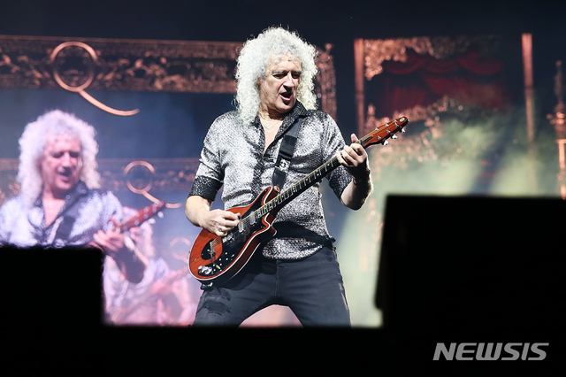 [서울=뉴시스] 조수정 기자 = 영국 록밴드 퀸(QUEEN) 기타리스트 브라이언 메이가 18일 서울 구로구 고척스카이돔에서 '현대카드 슈퍼콘서트 25 퀸' 공연을 하고 있다. 2020.01.18. (사진=현대카드 제공)photo@newsis.com