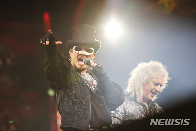 [서울=뉴시스] 조수정 기자 = 영국 록밴드 퀸이 18일 서울 구로구 고척스카이돔에서 '현대카드 슈퍼콘서트 25 퀸(QUEEN)' 공연을 하고 있다. 왼쪽은 故 프레디 머큐리를 대신한 보컬리스트 아담 램버트, 오른쪽은 기타리스트 브라이언 메이. 2020.01.18. (사진=현대카드 제공)photo@newsis.com