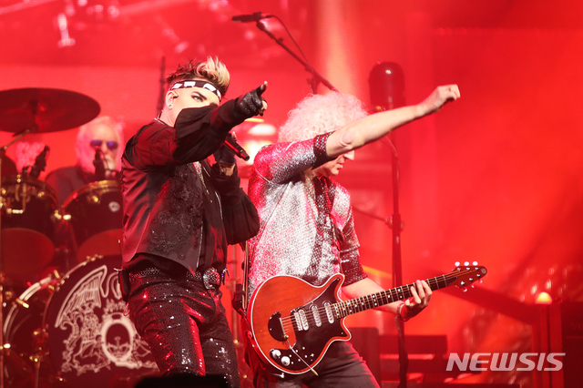 [서울=뉴시스] 조수정 기자 = 영국 록밴드 퀸이 18일 서울 구로구 고척스카이돔에서 '현대카드 슈퍼콘서트 25 퀸(QUEEN)' 공연을 하고 있다. 왼쪽부터 드러머 로저 테일러, 故 프레디 머큐리를 대신한 보컬 아담 램버트, 기타리스트 브라이언 메이. 2020.01.18. (사진=현대카드 제공)photo@newsis.com