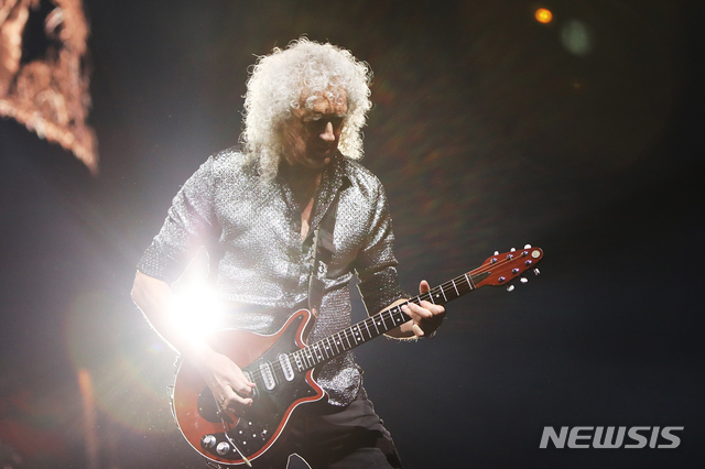 [서울=뉴시스] 조수정 기자 = 영국 록밴드 퀸(QUEEN) 기타리스트 브라이언 메이가 18일 서울 구로구 고척스카이돔에서 '현대카드 슈퍼콘서트 25 퀸' 공연을 하고 있다. 2020.01.18. (사진=현대카드 제공)photo@newsis.com