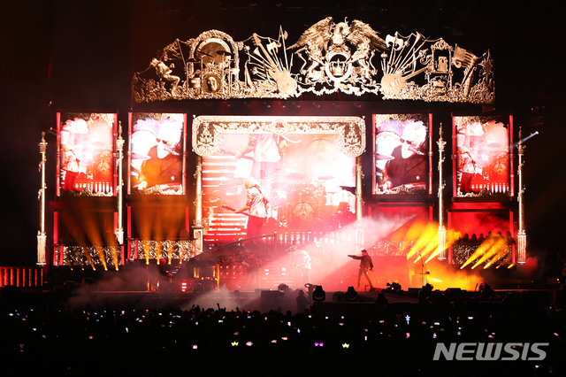 [서울=뉴시스] 조수정 기자 = 영국 록밴드 퀸(QUEEN)이 18일 서울 구로구 고척스카이돔에서 '현대카드 슈퍼콘서트 25 퀸' 공연을 하고 있다. 2020.01.18. (사진=현대카드 제공)photo@newsis.com