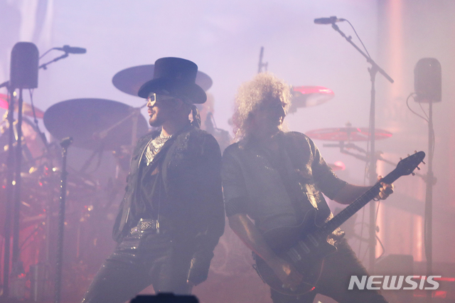 [서울=뉴시스] 조수정 기자 = 영국 록밴드 퀸이 18일 서울 구로구 고척스카이돔에서 '현대카드 슈퍼콘서트 25 퀸(QUEEN)' 공연을 하고 있다. 왼쪽은 故 프레디 머큐리를 대신한 보컬 아담 램버트, 오른쪽은 기타리스트 브라이언 메이. 2020.01.18. (사진=현대카드 제공)photo@newsis.com