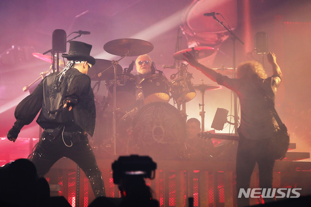 [서울=뉴시스] 조수정 기자 = 영국 록밴드 퀸(QUEEN)이 18일 서울 구로구 고척스카이돔에서 '현대카드 슈퍼콘서트 25 퀸' 공연을 하고 있다. 왼쪽부터 故 프레디 머큐리를 대신한 보컬 아담 램버트, 드러머 로저 테일러, 기타리스트 브라이언 메이. 2020.01.18. (사진=현대카드 제공)photo@newsis.com