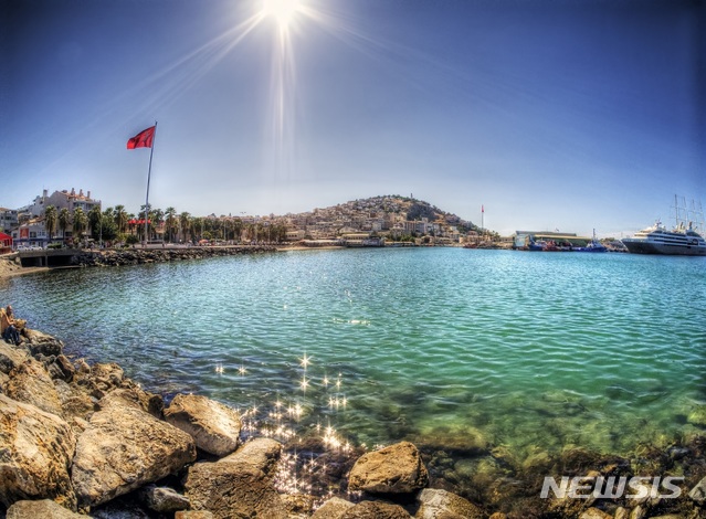 [서울=뉴시스] 에게해에서 라운딩을 즐길 수 있는 쿠샤다시 전경.(사진=터키문화관광부 제공) 2020.1.19 photo@newsis.com