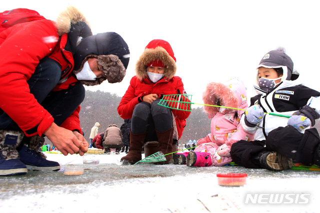 [인제=뉴시스] 한윤식 기자 = 강원 인제빙어축제 이틀째인 19일 오후 축제장을 찾은 가족이 얼음낚시를 즐기고 있다. 2020.01.19. (사진=인제군청 제공) ysh@newsis.com 