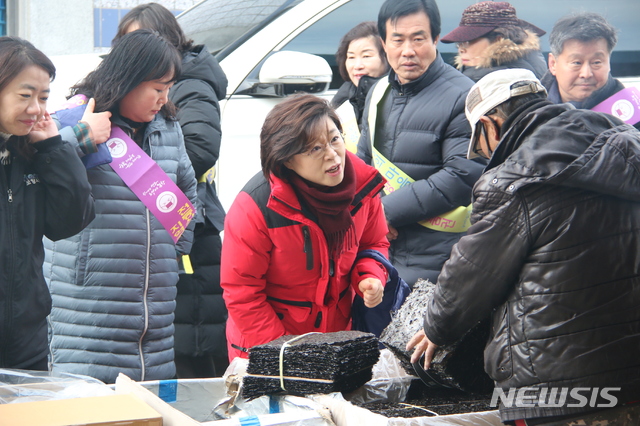 [포항=뉴시스] 강진구 기자 = 자유한국당 김정재(포항북구) 의원이 설을 맞아 지난 16일 기계 오일장을 찾아 장보기 행사를 가졌다.(사진=김정재 국회의원실 제공) 2020.01.19.  photo@newsis.com