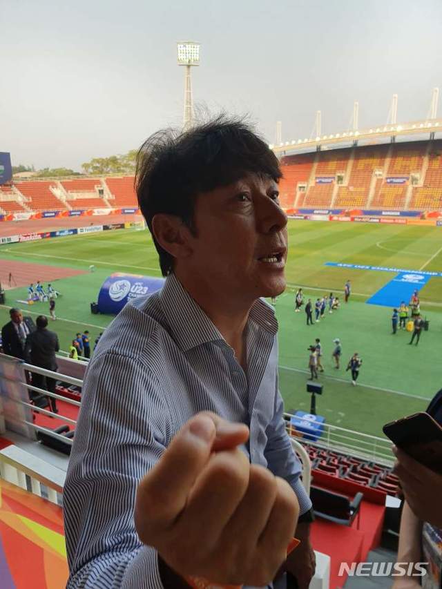[랑싯(태국)=뉴시스]박지혁 기자 = 신태용 인도네시아 축구대표팀 감독이 19일 태국 랑싯의 탐마삿 스타디움을 찾아 요르단과 2020 아시아축구연맹(AFC) 23세 이하(U-23) 챔피언십 8강전을 치르는 김학범호를 응원했다. 취재진과 대화를 나누고 있다. fgl75@newsis.com 