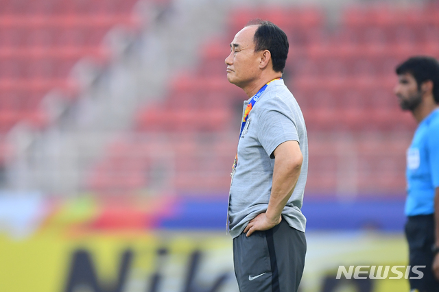 [서울=뉴시스]요르단전 지휘하는 김학범 감독 (사진 = AFC 제공)