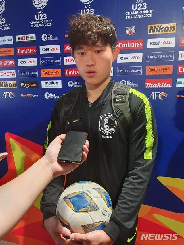 [랑싯(태국)=뉴시스]박지혁 기자 = 이동경(울산)이 19일 태국 랑싯의 탐마삿 스타디움에서 벌어진 요르단과의 2020 아시아축구연맹(AFC) 23세 이하(U-23) 챔피언십 8강전에서 후반 추가시간에 프리킥 결승골을 터뜨렸다. 한국이 2-1로 이겼다. 이동경이 믹스트존에서 김은중 코치에게 받은 경기 공을 들고 있다. fgl75@newsis.com