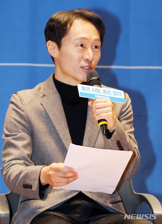 [서울=뉴시스] 장세영 기자 = 민주당 영입인재 10호 사법농단 알린 이탄희 전 판사가 19일 서울 여의도 국회 의원회관에서 열린 인재영입 발표회에 참석해 인사말을 하고 있다. 2020.01.19. photothink@newsis.com