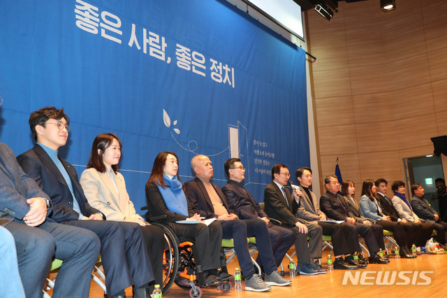 [서울=뉴시스] 장세영 기자 = 이해찬 더불어민주당 인재영입위원장이 19일 서울 여의도 국회 의원회관에서 열린 민주당 영입인재 10호 사법농단 알린 이탄희 전 판사의 인재영입 발표회에 참석해 환영사를 하고 있다. 2020.01.19. photothink@newsis.com