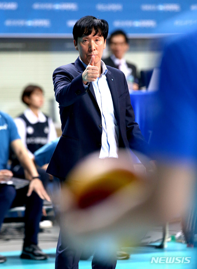 [서울=뉴시스]박주성 기자 = 19일 오후 장충체육관에서 열린 도드람 2019-2020 V-리그 우리카드와 OK저축은행과의 경기에서 우리카드 신영철 감독이 선수들을 격려하고 있다. (사진=우리카드 제공). 2020.01.19. photo@newsis.com