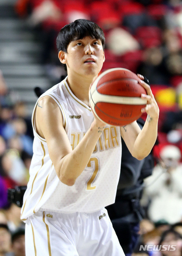 [인천=뉴시스]홍효식 기자 = 최준용(SK)이 19일 오후 인천 삼산월드체육관에서 열린 '2019-2020 현대모비스 프로농구 올스타전'에서 3점슛 콘테스트 결승전에 참가하고 있다. 2019.01.19. yesphoto@newsis.com