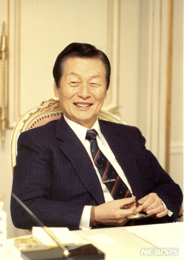 [서울=뉴시스]박주성 기자 = 롯데그룹 창업주 신격호 명예회장이 19일 별세했다. 향년 99세. 신 명예회장은 1921년 경남 울산에서 태어나 1948년 일본 도쿄에서 롯데홀딩스의 전신인 롯데를 창업했다. 신 명예회장은 1967년 롯데제과로 국내에서 사업을 시작해 한일 양국에 걸쳐 식품·유통·관광·석유화학 분야로 사업을 확장했으며 롯데그룹을 국내 재계 순위 5위 재벌로 성장시킨 바 있다. (사진=롯데지주 제공) 2020.01.19.&nbsp; photo@newsis.com 