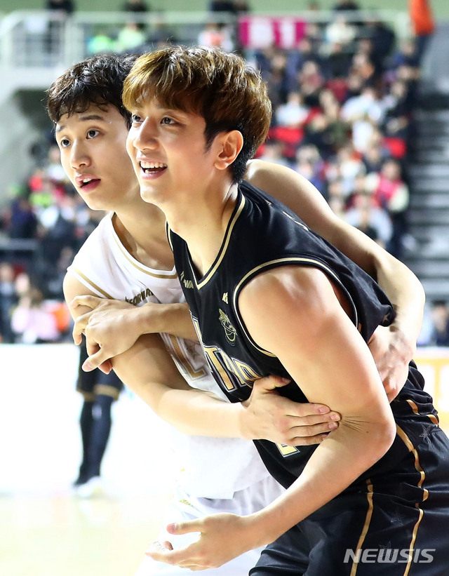 [인천=뉴시스]홍효식 기자 = 19일 오후 인천 삼산월드체육관에서 열린 '2019-2020 현대모비스 프로농구 올스타전'에서 TEAM 허훈의 허훈(오른쪽)과 TEAM 김시래의 허웅이 공을 사수하기 위해 경합하고 있다. 2019.01.19. yesphoto@newsis.com