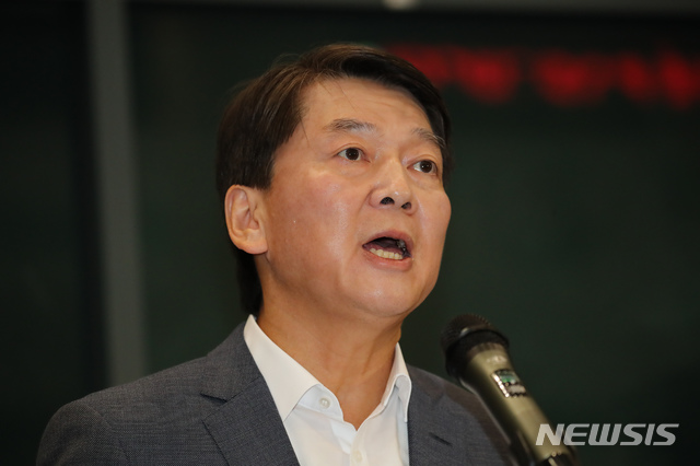 [인천공항=뉴시스] 고범준 기자 = 안철수 전 바른미래당 의원이 해외 연구 활동을 마치고 19일 오후 인천국제공항 제1여객터미널을 통해 귀국해 소감을 말하고 있다. 2020.01.19.&nbsp;&nbsp; photo@newsis.com