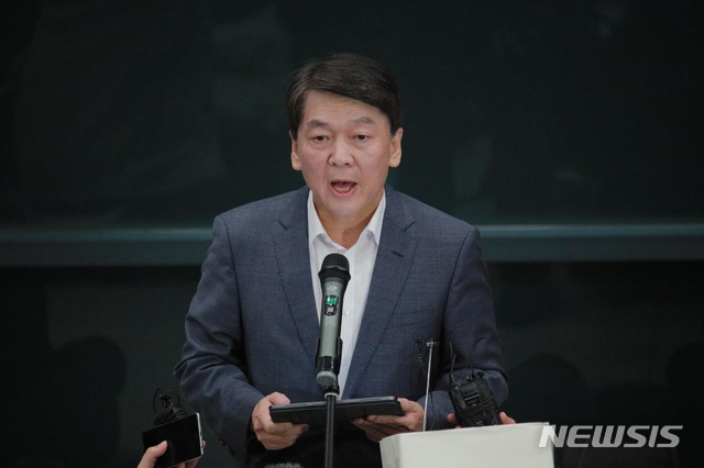 [인천공항=뉴시스] 고범준 기자 = 안철수 전 바른미래당 의원이 해외 연구 활동을 마치고 19일 오후 인천국제공항 제1여객터미널을 통해 귀국해 소감을 말하고 있다. 2020.01.19.&nbsp;&nbsp; photo@newsis.com