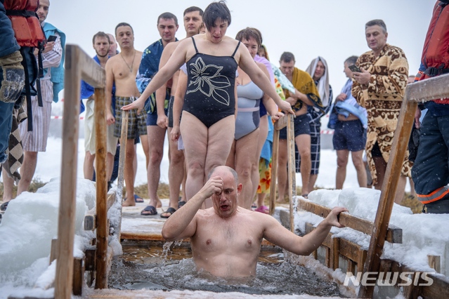 [노보시비르스크=AP/뉴시스] 동방정교회 공현 축일인 19일 러시아 시베리아 초입 도시의 오브강에서 사람들이 차례로 성호를 긋고 얼음 구덩이 찬물에 몸을 담그고 있다. 2020. 1. 20. 