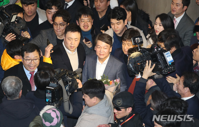 [인천공항=뉴시스] 고범준 기자 = 안철수 전 바른미래당 의원이 해외 연구 활동을 마치고 19일 오후 인천국제공항 제1여객터미널을 통해 귀국하고 있다. 2020.01.19.&nbsp;&nbsp; photo@newsis.com 