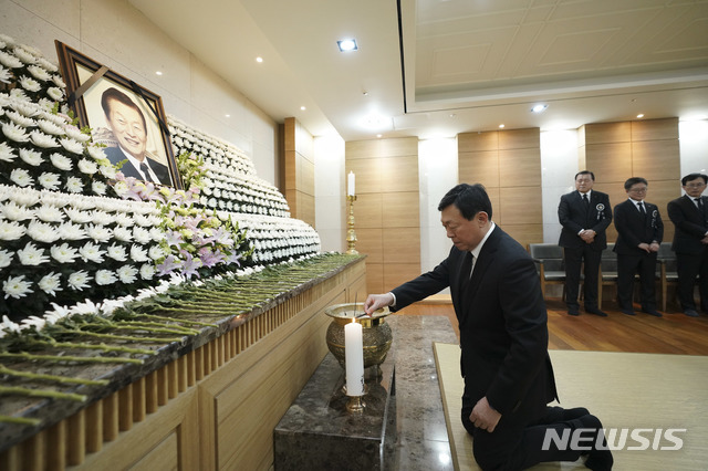 [서울=뉴시스] 고범준 기자 = 신동빈 롯데그룹 회장이 19일 오후 서울 송파구 서울아산병원에 마련된 고 신격호 롯데그룹 명예회장의 빈소에서 조문하고 있다. (사진=롯데그룹 제공) 2020.01.19. photo@newsis.com