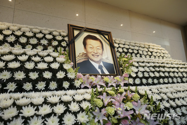 [서울=뉴시스] 고범준 기자 = 19일 오후 서울 송파구 서울아산병원에 고 신격호 롯데그룹 명예회장의 빈소가 마련돼 있다. (사진=롯데그룹 제공) 2020.01.19.&nbsp; photo@newsiscom 