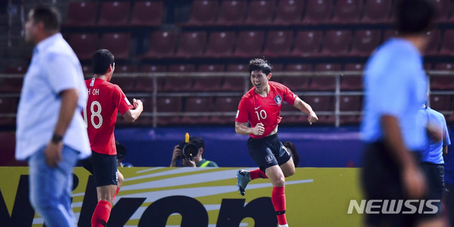 [서울=뉴시스] 고범준 기자 = 19일(현지시간) 태국 랑싯 탐마삿 스타디움에서 열린 2020 아시아축구연맹(AFC) U-23 챔피언십 한국-요르단 8강전 경기, 한국 이동경이 기뻐하고 있다. (사진=AFC) 2020.01.19.&nbsp; photo@newsis.com