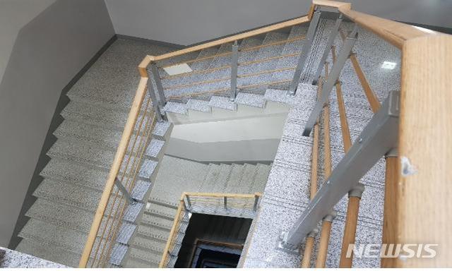 【세종=뉴시스】세종시에 학원·병원·음식점 등이 밀집한 일부 대형 상가 건물이 추락사고에 매우 취약한 것으로 드러났다.