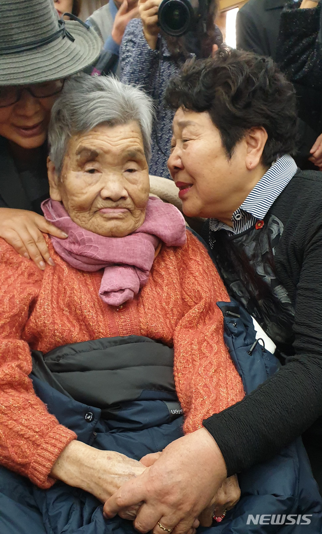[순천=뉴시스]김석훈 기자 = 광주지법 순천지원에서 20일 열린 여순사건 재심 재판에서 순천역 철도기관사 고 장환봉 씨에 대해 무죄가 선고된 후 고 장환봉 씨의 아내 진점순(97·여)씨와 딸 장경자(75·여)씨가 소감을 말하고 있다. 2020.01.20. kim@newsis.com