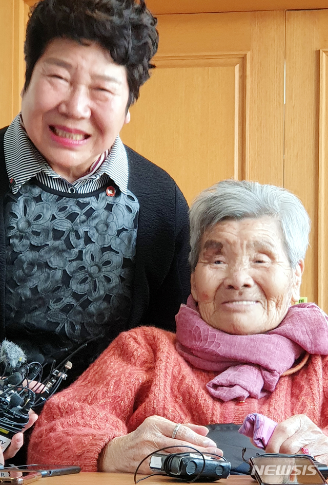 [순천=뉴시스]김석훈 기자 = 광주지법 순천지원에서 20일 열린 여순사건 재심 재판에서 순천역 철도기관사 고 장환봉 씨에 대해 무죄가 선고된 후 고 장환봉 씨의 아내 진점순(97·여·오른쪽)씨와 딸 장경자(75·여)씨가 소감을 말하고 있다. 2020.01.20. kim@newsis.com