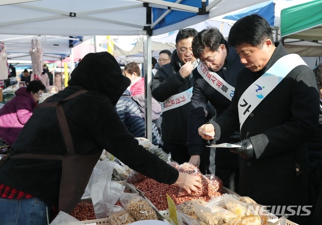 설을 앞두고 물가안정과 지역화폐 홍보 나선 정정화 가평부군수(오른쪽 첫번째).