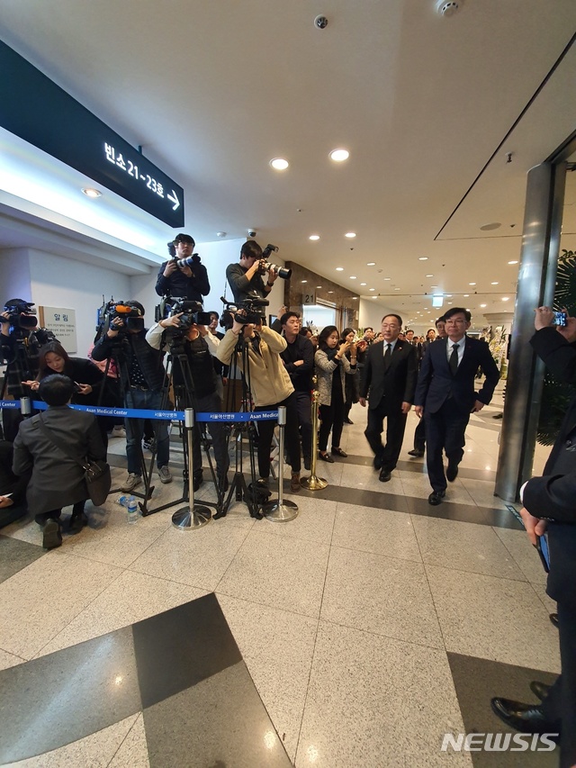 [서울=뉴시스] 김상조 청와대 정책실장과 홍남기 경제부총리 겸 기획재정부 장관이 20일 서울 아산병원에 차려진 신동빈 롯데그룹 명예회장의 빈소를 찾았다.