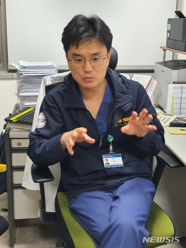 【수원=뉴시스】김경호 기자= 아주대병원 정경원 권역외상센터 외상외과 과장은 20일 뉴시스와의 인터뷰에서 당초 21일 운행하기로 했던 닥터헬기의 운행이 불가능하다는 입장을 밝혔다. 2020.01.20kgh@newsis.com 