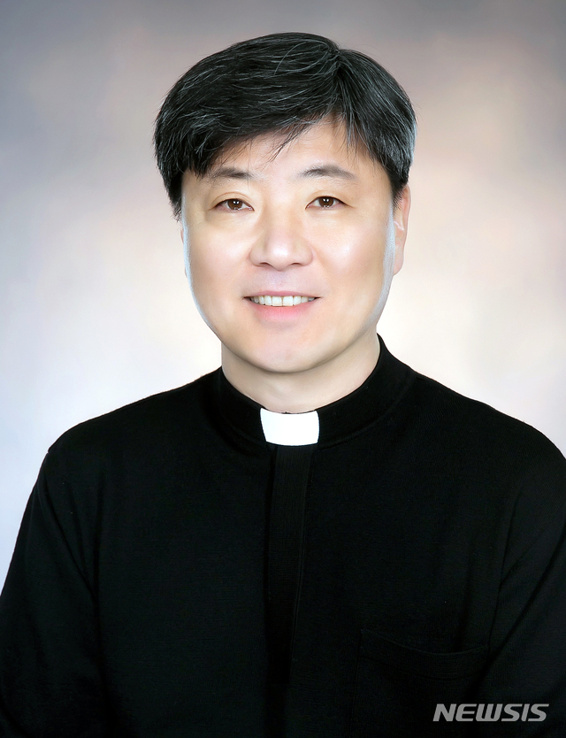 [광주=뉴시스] 류형근 기자 = 광주가톨릭평화방송은 이옥수 사장 신부가 취임해 본격 업무에 돌입했다고 20일 밝혔다. (사진=광주가톨릭평화방송 제공). 2020.01.20. photo@newsis.com