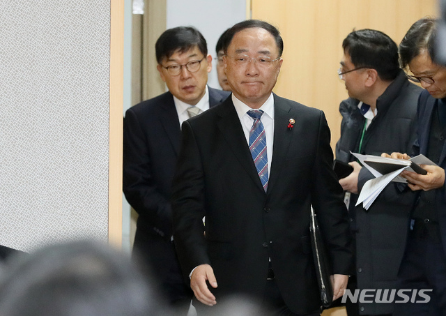 [세종=뉴시스]강종민 기자 = 홍남기 부총리 겸 기획재정부 장관이 20일 오전 정부세종청사에서 열린 대외경제장관회의에 입장하고 있다. 홍 부총리는 회의에서 올해 수출 관련 정책으로 "현장 애로사항 해소방안 마련, 수출마케팅 등 수출판로 지원, 수출금융 240조5000억원 공급 등 총력지원을 통해 반드시 수출 반등을 이뤄내겠다"고 밝혔다. 2020.01.20. ppkjm@newsis.com