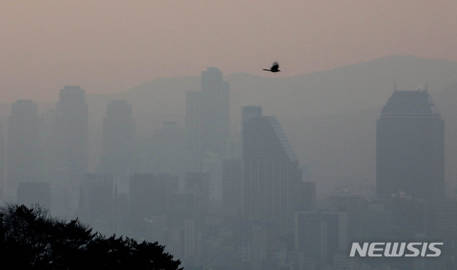 [서울=뉴시스]김병문 기자 = 초미세먼지 농도 '나쁨'을 보이는 20일 오전 서울 중구 남산에서 바라본 서울 도심이 뿌옇게 보이고 있다. 2020.01.20. dadazon@newsis.com