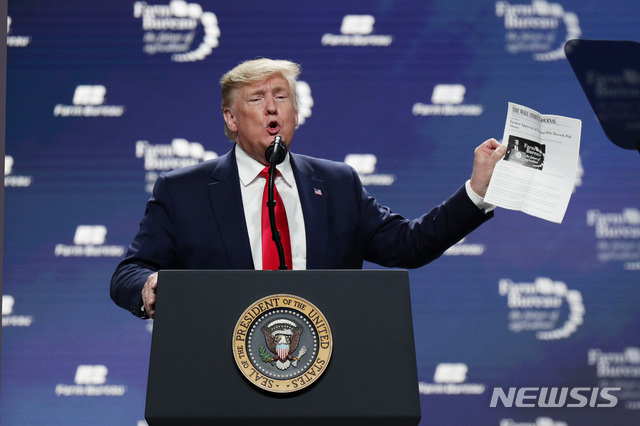 [오스틴=AP/뉴시스]도널드 트럼프 대통령이 19일(현지시간) 미 텍사스주 오스틴에서 열린 전미농민연합(American Farm Bureau) 총회에 참석해 월스트리트저널 기사를 들고 연설하고 있다. 트럼프 대통령은 행사 참석 전 트윗을 통해 "우리의 믿을 수 없는 새로운 무역 합의로 농민들이 횡재했다"라며 지난 15일 중국과의 1단계 무역 합의에 대해 '자화자찬' 했다. 2020.01.20.