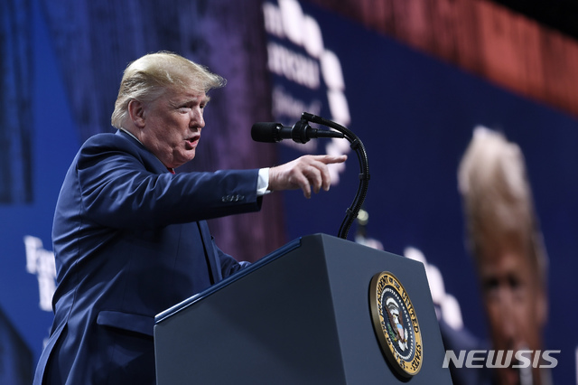 [오스틴=AP/뉴시스]도널드 트럼프 대통령이 19일(현지시간) 미 텍사스주 오스틴에서 열린 전미농민연합(American Farm Bureau) 총회에 참석해 연설하고 있다. 트럼프 대통령은 행사 참석 전 트윗을 통해 "우리의 믿을 수 없는 새로운 무역 합의로 농민들이 횡재했다"라며 지난 15일 중국과의 1단계 무역 합의에 대해 '자화자찬' 했다. 2020.01.20.