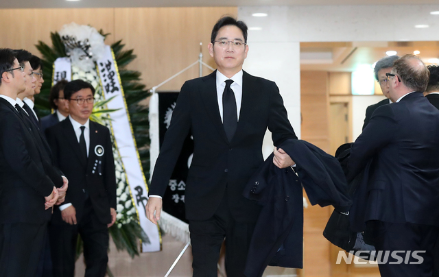 [서울=뉴시스]전신 기자 = 이재용 삼성전자 부회장이 20일 서울 송파구 서울아산병원 장례식장에 마련된 고 신격호 롯데그룹 명예회장 빈소를 조문한 뒤 나서고 있다. 2020.01.20.&nbsp; photo1006@newsis.com 