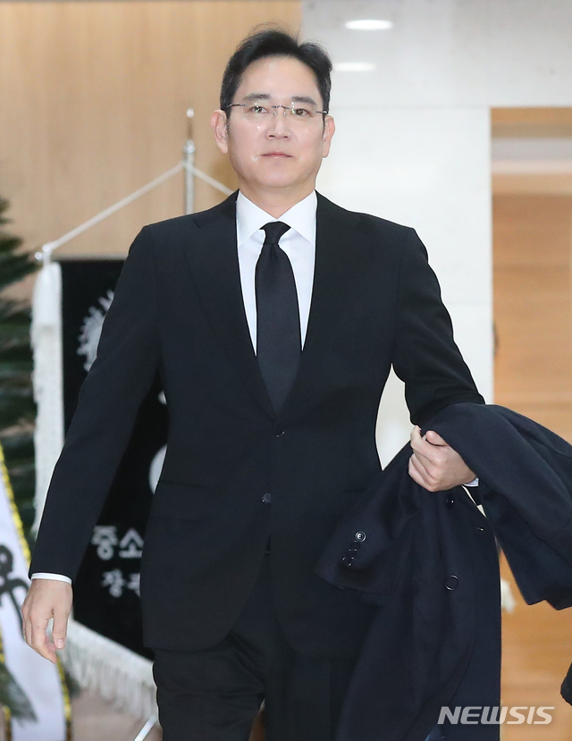 [서울=뉴시스]전신 기자 = 이재용 삼성전자 부회장이 20일 서울 송파구 서울아산병원 장례식장에 마련된 고 신격호 롯데그룹 명예회장 빈소를 조문한 뒤 나서고 있다. 2020.01.20. photo1006@newsis.com