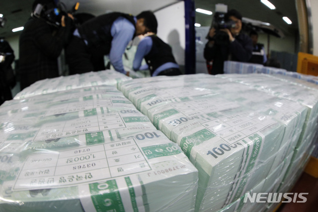 [서울=뉴시스] 이영환 기자 = 설날을 닷새 앞둔 20일 오전 서울 강남구 한국은행 강남본부에서 관계자들이 시중 은행에 공급할 설 명절자금을 방출하고 있다. 2020.01.20.&nbsp;&nbsp; photo@newsis.com