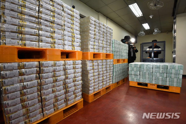 [서울=뉴시스] 이영환 기자 = 설날을 닷새 앞둔 20일 오전 서울 강남구 한국은행 강남본부에서 관계자들이 시중 은행에 공급할 설 명절자금을 방출하고 있다. 2020.01.20.&nbsp;&nbsp; photo@newsis.com