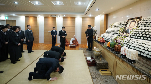 [서울=뉴시스]19일 서울 송파구 서울아산병원 장례식장에서 열린 롯데그룹 신격호 창업주 장례식 초례에 가족들이 참석해 절을 하고 있다. (사진=롯데그룹 제공) 2020.01.20. photo@newsis.com