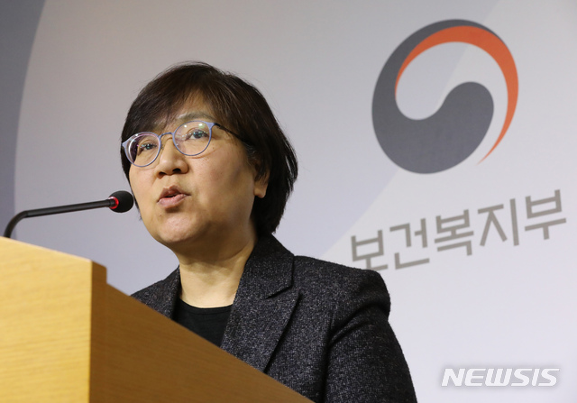 [세종=뉴시스]강종민 기자 = 국내서 '우한 폐렴' 확진자 1명이 발생한 20일 정은경 질병관리본부장이 정부세종청사에서 브리핑을 통해 감염병 위기경보 수준을 '주의' 단계로 상향한다고 밝히고 있다. 2020.01.20.&nbsp;&nbsp;&nbsp; ppkjm@newsis.com