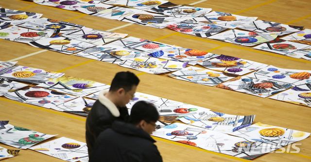 [서울=뉴시스]지난 1월 서울 모 대학 실내체육관에서 심사위원들이 2020학년도 정시모집 실기고사 작품을 채점하고 있다. (사진=뉴시스DB). 2020.01.20. photo@newsis.com