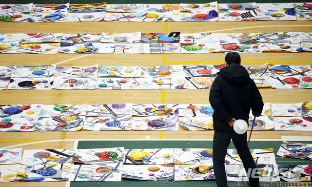 [서울=뉴시스]박미소 기자 = 20일 서울 광진구 건국대학교 실내체육관에서 심사위원들이 2020학년도 건국대 정시모집 예술디자인대학 실기고사 작품을 채점하고 있다. 2020.01.20. misocamera@newsis.com